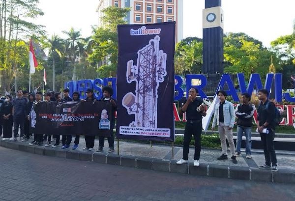 Massa Amarah menggelar aksi damai meminta perusahaan kabel optik bertanggung jawab atas insiden yang dialami Sultan Rif'at. (Foto: MPI)