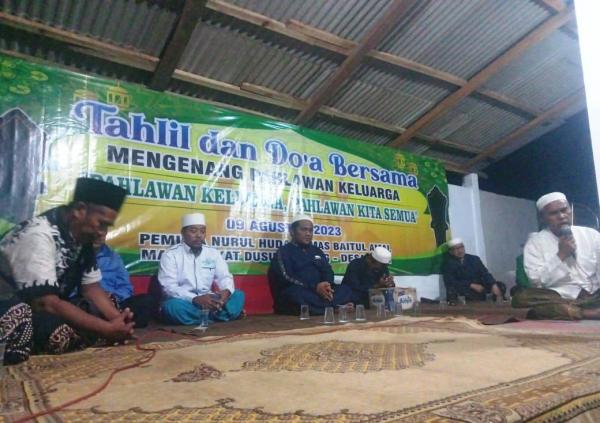    Budi Wicaksono (tengah), penggagas doa bersama untuk kusuma bangsa dan pahlawan keluarga bersama tokoh agama saat memimpin doa. Foto: Istimewa