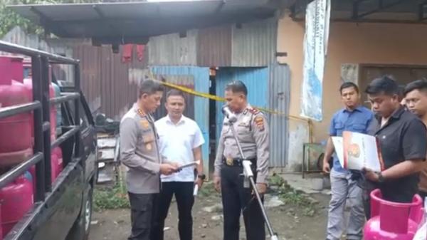 Polrestabes Medan Gerebek Pangkalan Gas Pengoplos Elpiji 3 Kg, Sita Ratusan Tabung (Foto: iNews/Adi Palapa Harahap)