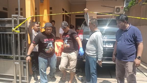 Sekeluarga Bersimbah Darah di Depok Sekeluarga di Depok ditemukan bersimbah darah dalam rumah. (Foto: Muhammad Refi Sandi)
