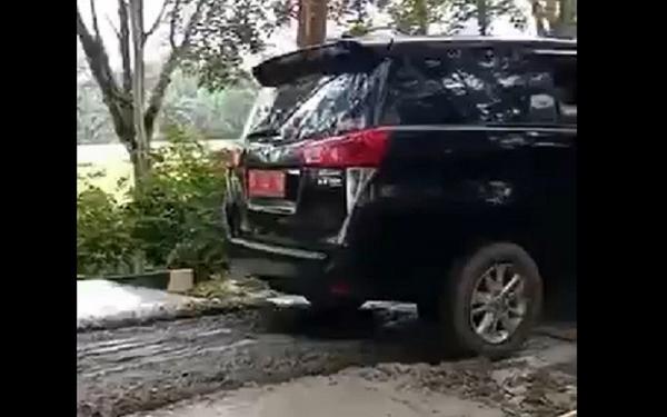 Mobil Purnomo menerobos jalan dicor. (Foto tangkapan layar)