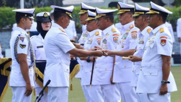 Laksda TNI Yayan Sofiyan Resmi Jabat Pangkoarmada II, Lulusan AAL 1993