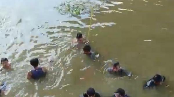 Warga menyelam mencari harta karun di sungai Desa Arisan Buntal, Kecamatan Kayu Agung, Kabupaten Ogan Komering Ilir (OKI) Sumatera Selatan (Sumsel) (Foto: iNews/Fitriadi)