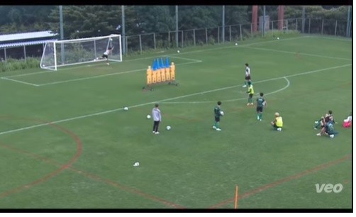 Arhan Dalam latihan itu Arhan mendapat kesempatan melakukan tendangan bebas. Terlihat rekan-rekan Arhan menyaksikan pemuda Blora itu mengambil eksekusi tendangan bebas. (foto: Instagram/Pratamaarhan8)