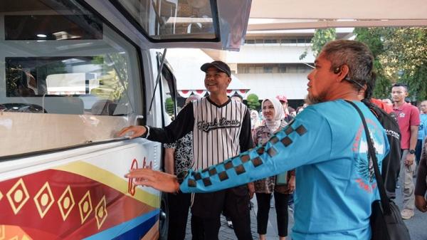 Ganjar Pranowo Tinjai Armada Samsat Online Keliling (Foto: iNews/Eka Setiawan)