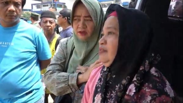 istri_operator_crane_terguling