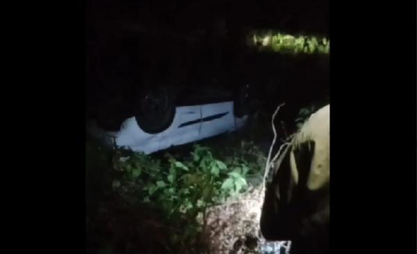 Kecelakaan mobil yang melibatkan pedangdut Irwan Krisdiyanto. (Diwan Mohammad Zahri).