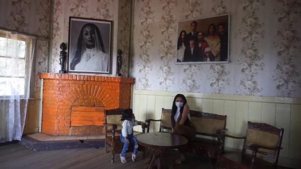 Pengunjung berfoto di ruang tamu rumah Pengabdi Setan. (FOTO: iNews/ERICK FACHRIZAL)