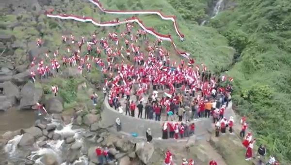 Bendera Merah Putih 50 Meter Pengibaran Bendera Merah Putih di Air Terjun Ponot Asahan. (Foto: Ulil Amri)