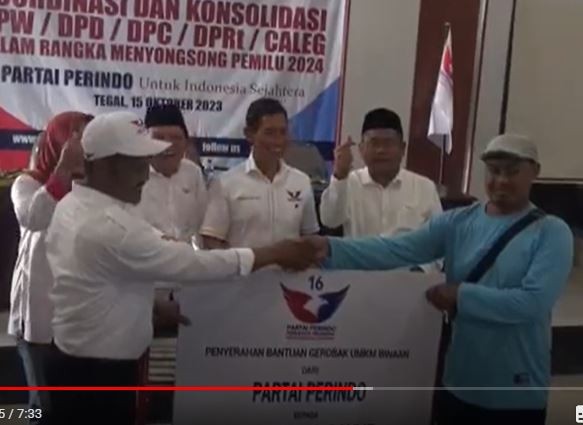 Perwakilan pedagang sayur keliling di Kabupaten Tegal menerima bantuan geribak sayur dari Partai Perindo, Minggu (13/8/2023). (Foto: iNews)