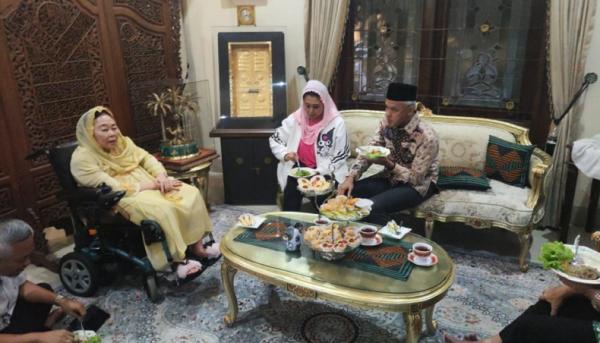 Bacapres Ganjar Pranowo bertemu Ibu Sinta Nuriyah Wahid di Ciganjur, Jagakarsa, Jakarta Selatan, Minggu (13/8/2023) malam. (Foto MPI/Felldy Utama).