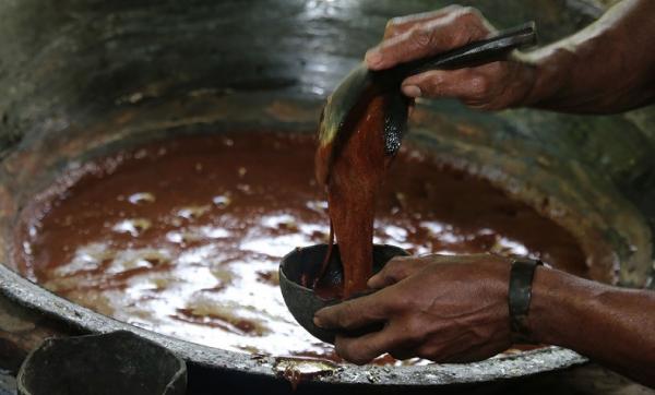 Pembuatan gula aren prosesnya masih tradisional di Pulau Bacan. (Foto: ANTARA)