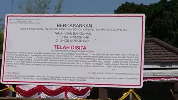 Geledah Gedung Wismilak, Reskrimsus Polda Jatim Bawa Plang Bertuliskan Telah Disita