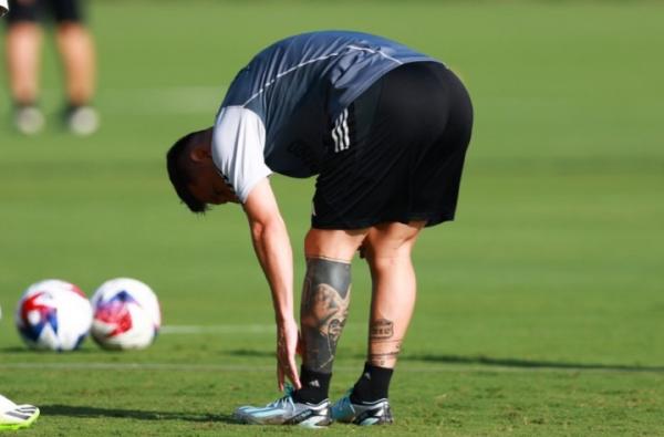 Lionel Messi memegang kaki kirinya saat latihan bersama Inter Miami, Selasa (15/6/2023). (Foto: The Sun)