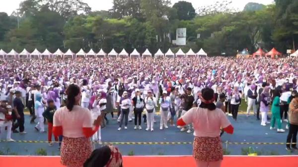 Ribuan warga antusias mengikuti senam bersama Gubernur Jabar Ridwan Kamil dan Wali Kota Bogor Bima Arya di Lapangan Sempur, Kota Bogor. (FOTO: iNews/ERVAN DAVID)