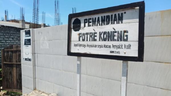 Pemandian Potre Koneng di piggir Jalan Kelurahan Banyuanyar, Kabupaten Sampang diyakini bisa menyembuhkan kulit. (Foto: Diwan Mohammad Zahri).