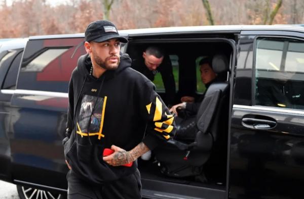 Neymar Neymar Jr meminta disediakan berbagai mobil untuk melayani dirinya, teman, dan keluarga selama di Arab Saudi. (Foto: The Sun)