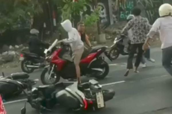 Gegara Geber Gas Motor, Tawuran Pelajar Pecah di Jalan Bantul - Bagian 1