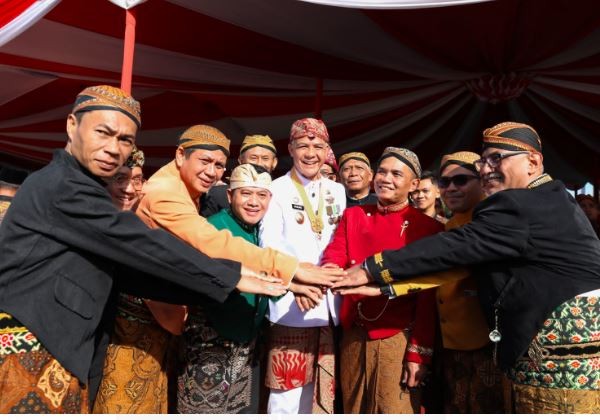 Gubernur Jateng yang juga Bacapres Parrtaai Perindo Ganjar Pranowo pose bersama peserta upacara sebelum memimpin upacara HUT ke-78 Kemerdekaan RI di Simpang Lima, Kota Semarang, Kamis (17/8/2023). (Foto: ist)