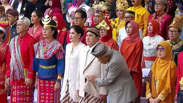 Momen kocak kala Menteri PUPR Basuki Hadimujono menyingkap beskap yang dikenakan Menteri BUMN Erick Thohir saat Upacara HUT ke-78 RI. (Foto: Istimewa)