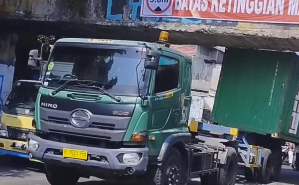 Viral Truk Nyangkut di Jembatan Talang Kota Bogor, Boks Kontainer Timpa Mobil