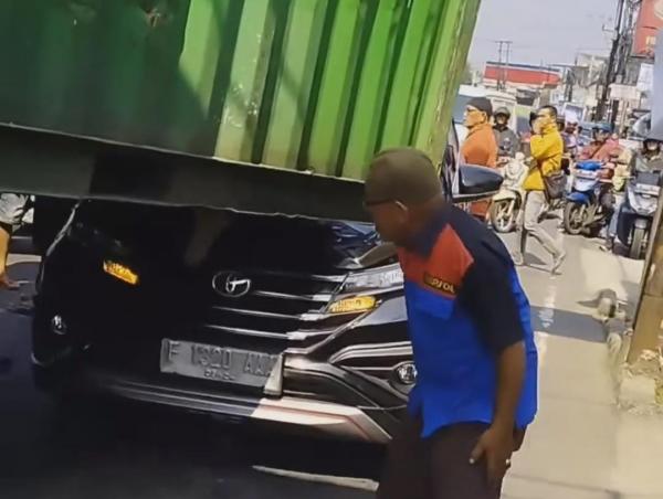 Truk Kontainer Nyangkut Di Jembatan Talang 2