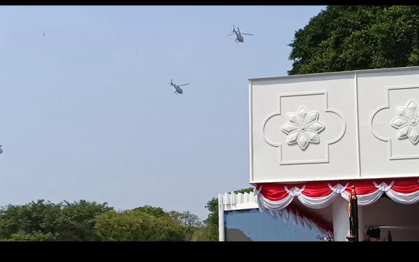 helikopter menari mpi Atraksi pesawat tempur dan helikopter di atas Istana Negara, Jakarta memeriahkan HUT Kemerdekaan ke-78 RI, Kamis (17/8/2023). (Foto: MPI)