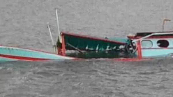 Kapal Nelayan Tenggelam Dihantam Gelombang Tinggi, 14 ABK Terombang-ambing di Laut Madina<