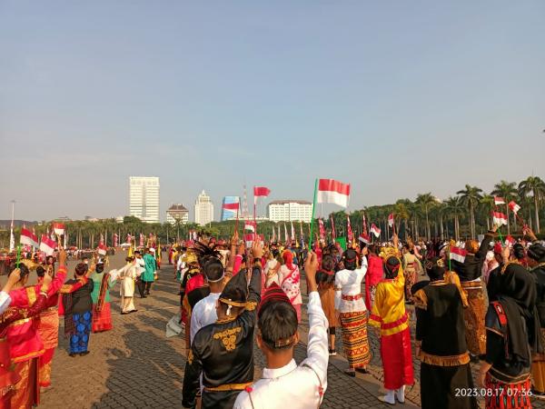 Peserta kirab budaya HUT ke-78 RI (Foto: Carlos Roy)