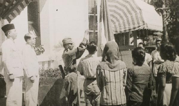 Pengibaran Bendera Proklamasi Pengibaran Bendera Merah Putih saat Proklamasi. (Foto: ist)