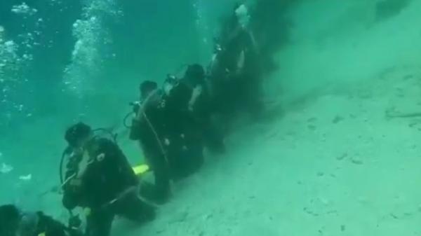 Upacara Pengibaran Bendera Merah Putih Merinding, Upacara Pengibaran Bendera Merah Putih di Laut Kota Padang (Foto: Istimewa)