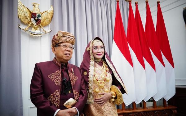 Wapres Ma'ruf Amin dan Istri Serasi Kenakan Baju Adat Sumbar di Upacara 17 Agustus 2023