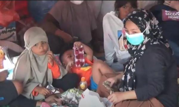 Korban kebakaran rumah di Mamuju kini tinggal di tenda darurat. (Foto: iNews/Frendy Christian)