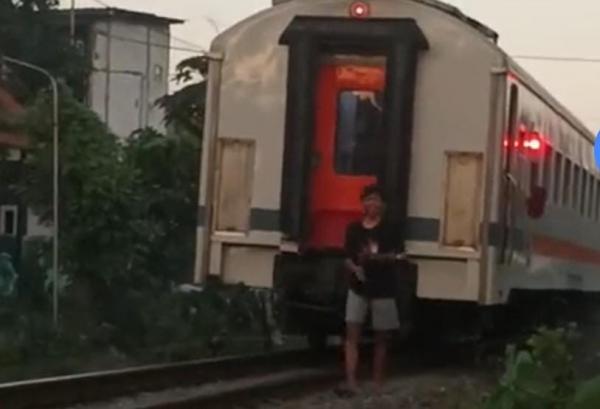 Pria Dorong Kereta Mogok 2