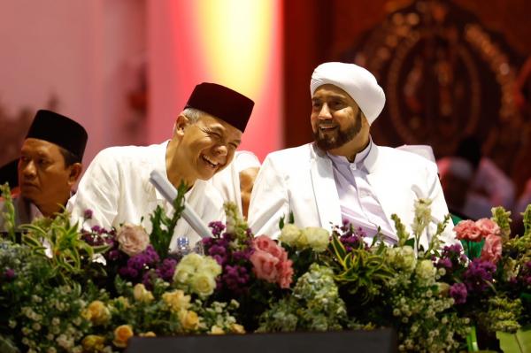 Gubernur Jawa Tengah, Ganjar Pranowo, bersama Habib Syech bin Abdul Qodir Assegaf. (Foto: Istimewa) 