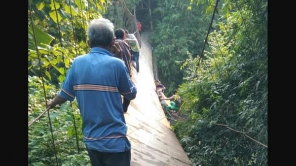 Jembatan Gantung Putus di OKU Sumsel, 100-an Orang Jatuh ke Sungai Ogan