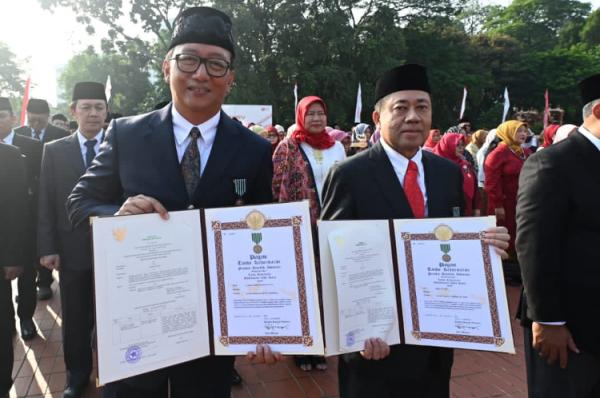 Tanda Kehormatan Satyalancana Wira Karya Tanda Kehormatan Satyalancana Wira Karya dari Presiden RI Joko Widodo untuk Pertamina. (Foto: dok Pertamina)