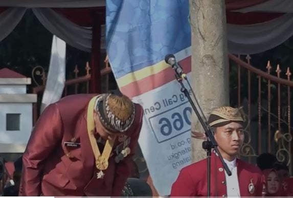 Gubernur Jateng Ganjar Pranowo menunduk sebagai tanda hormat kepada para ASN di Jateng. (Foto: ist)