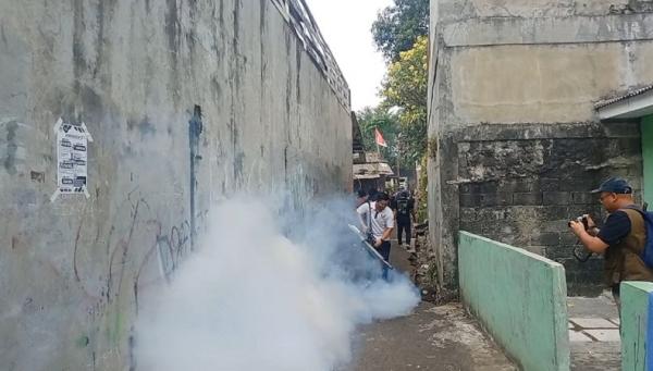 Peduli Kesehatan Warga, Bacaleg Perindo Diska Resha Putra Gelar Fogging di Cilandak Timur