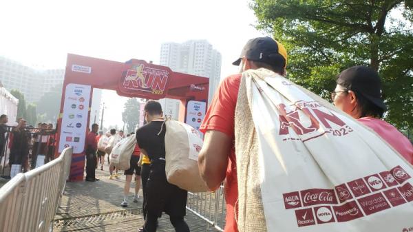 Goodie Alfamart Rp1,5 juta rupiah Goodie bag berisi produk senilai Rp1,5 juta rupiah dalam karung berukuran 1 meter. (Foto: dok Alfamart)