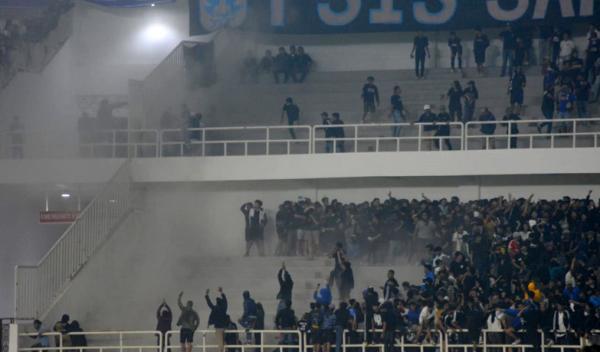 Kericuhan suporter di Tribun Timur usai terjadinya gol pertama ke gawang PSIS di Stadion Jatidiri, Minggu (20/8) malam. (iNews.id)
