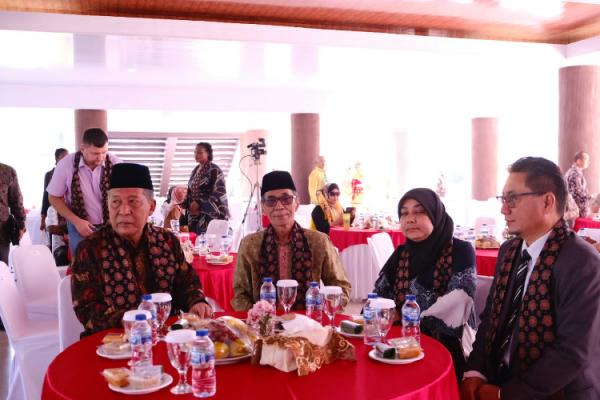 Wakil Bupati Batanghari Bakhtiar 2 Wakil Bupati Batanghari Bakhtiar bersama para undangan lainnya. (Foto: dok Pemkab Batanghari)