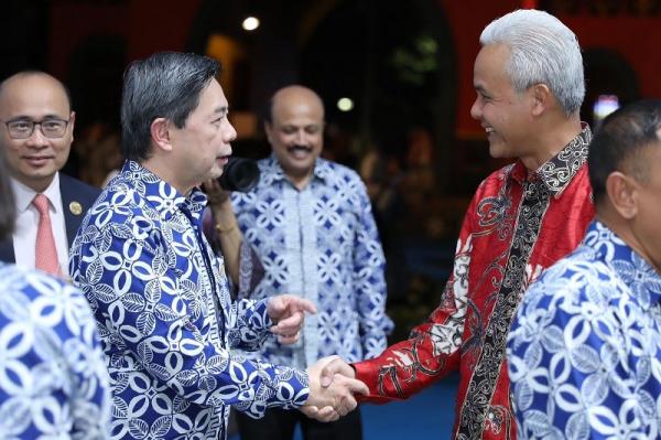 Ganjar Pranowo menghadiri Gala Dinner 55th ASEAN Economic Ministers (AEM) di Klenteng Sam Poo Kong, Semarang, Minggu (20/8/2023) malam. (Foto: Istimewa)