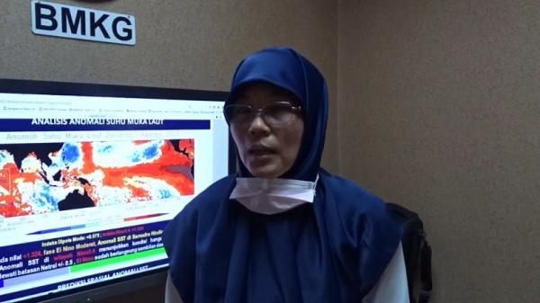 Staf Data dan Informasi BMKG Bandung Neneng Sugianti. (FOTO: ERVAN DAVID)