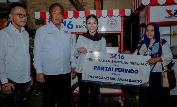 Potret Perindo Bagikan Gerobak Dorong untuk Tingkatkan Pendapatan Pedagang UMKM