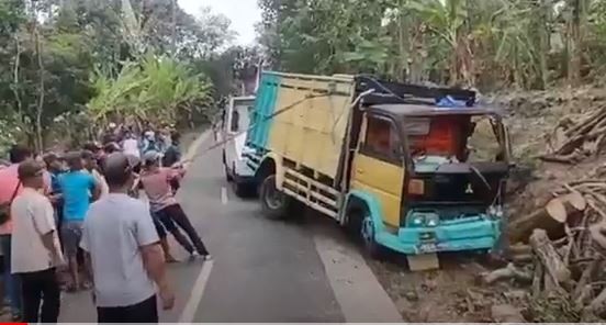 Kecelakaan Truk Kayu Terguling Di Jombang, 1 Tewas 2 Luka-Luka