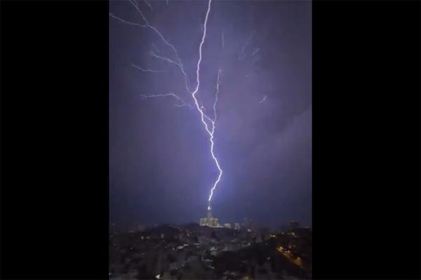Petir menyambar Menara Zamzam Masjidil Haram saat hujan badai di Makkah, Selasa (22/8/2023). (Foto: Ist) 