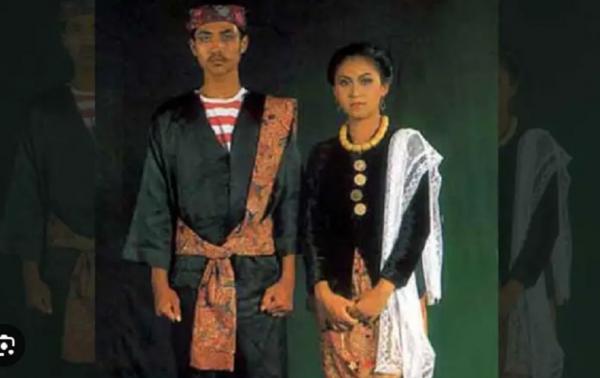 baju adat Jawa Timur Sarong bahan. (istimewa).
