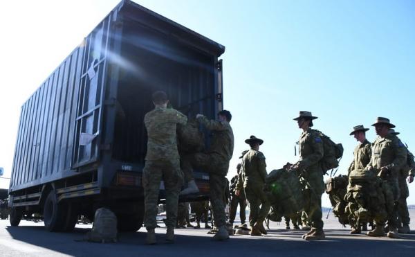 Tentara Australia-Juanda Prajurit AD Australia datang membawa perlengkapan perang. (istimewa).