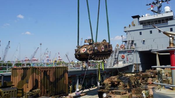 Tank Australia tiba di Surabaya. (Istimewa).